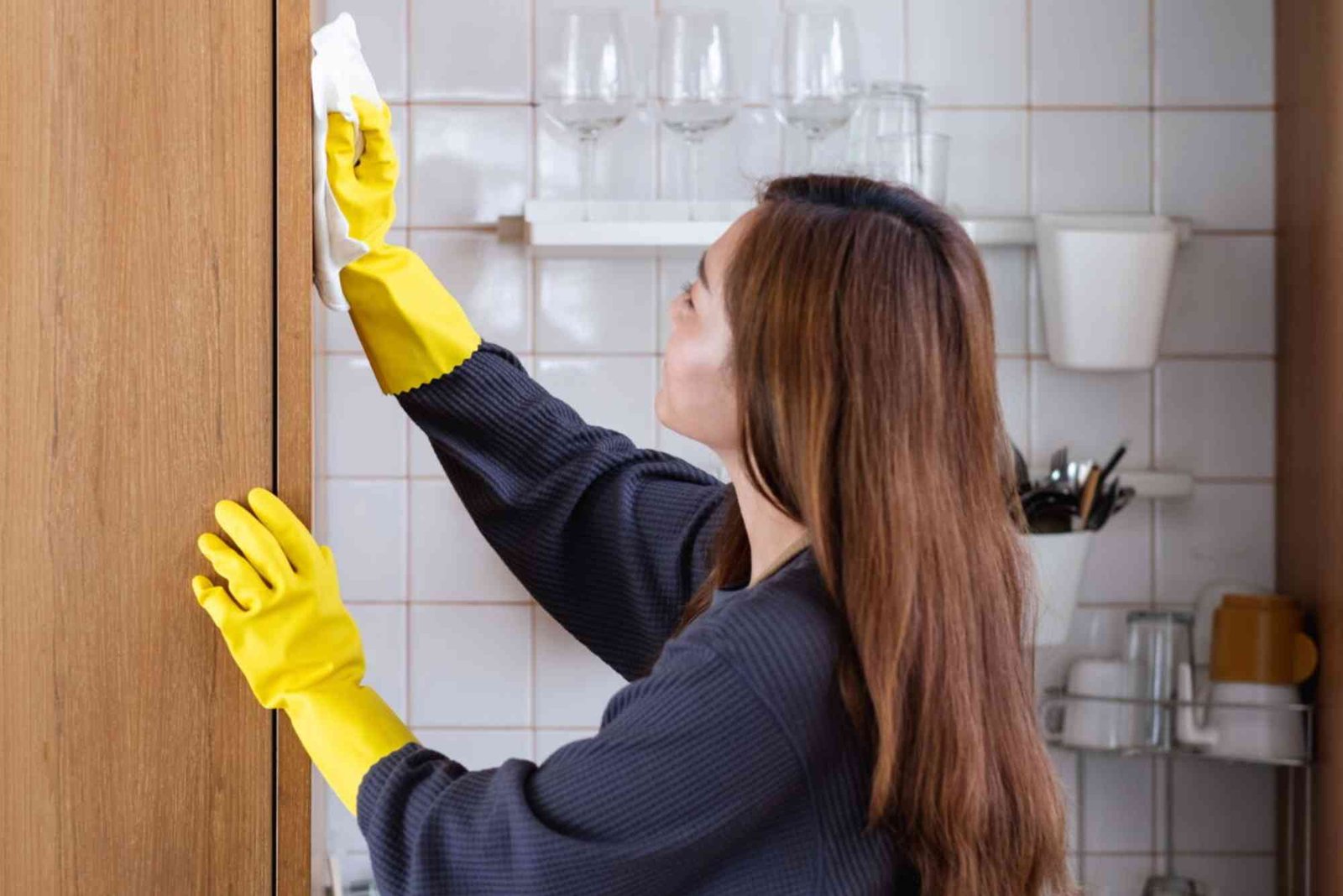 Practical Tips: To Clean Kitchen Cupboard Doors