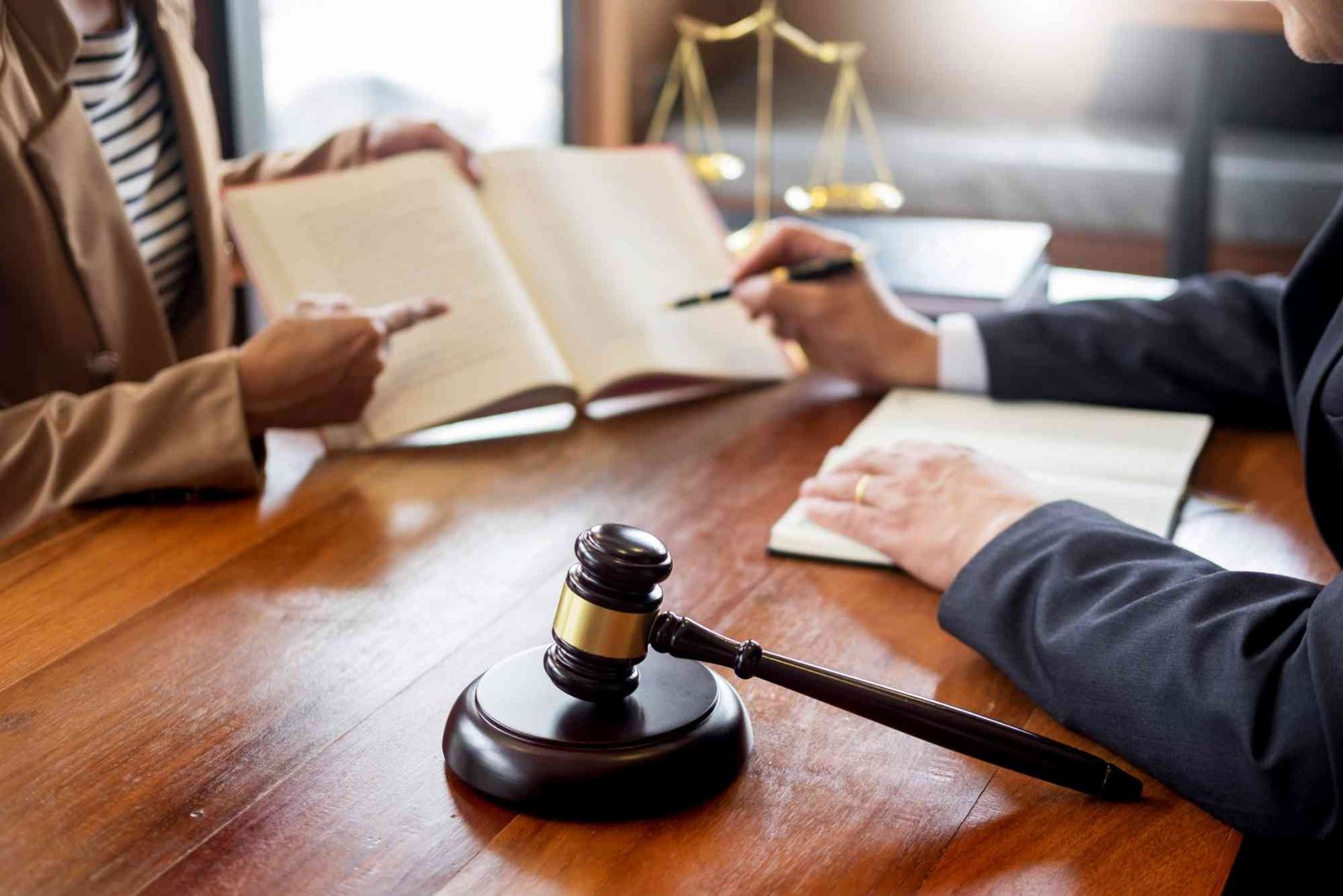 What Is the Difference Between Legal Consultants and Lawyers in Dubai?